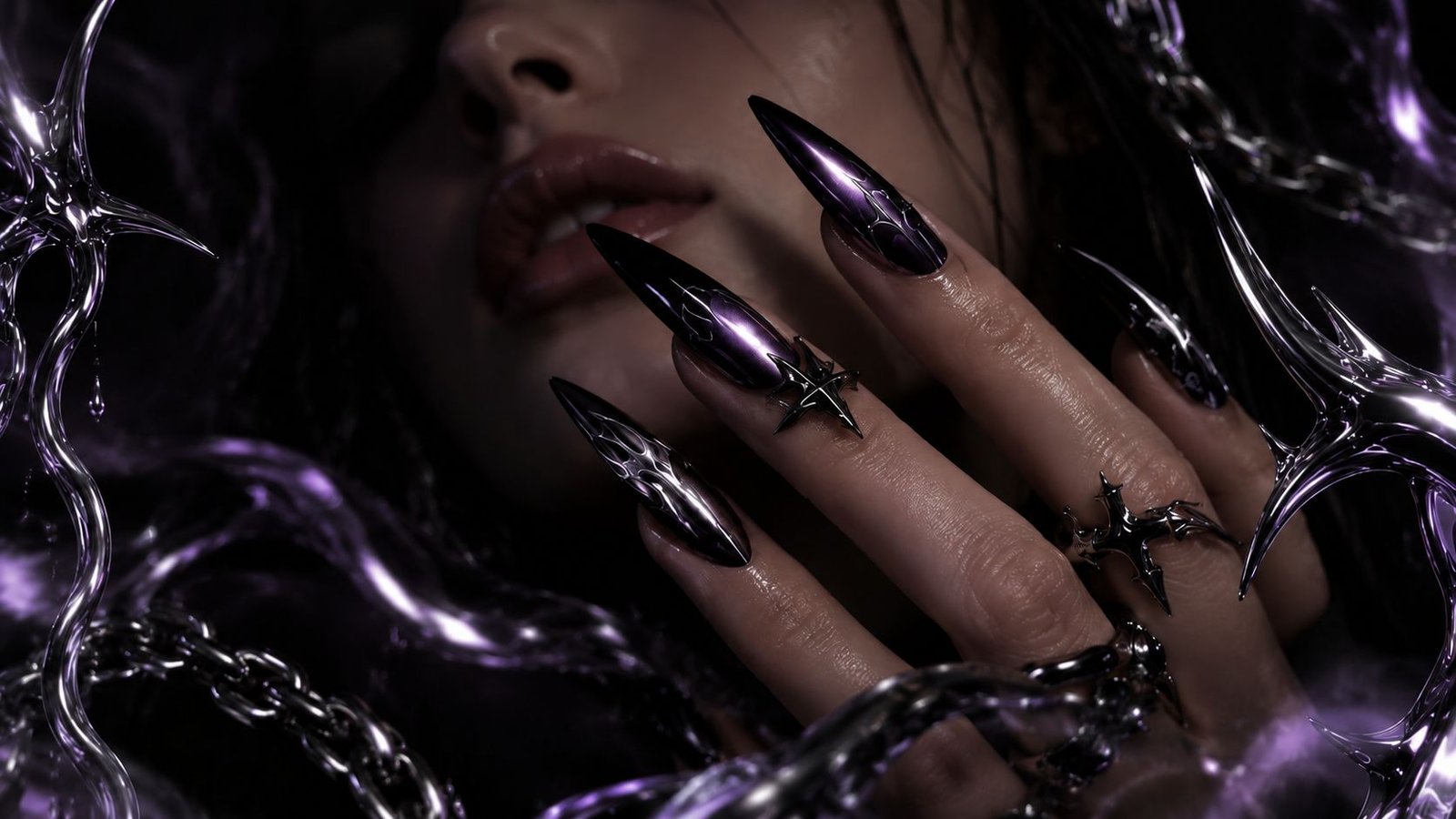 Mão com unhas stiletto roxas cromadas e anéis de espinhos, entre correntes prateadas
